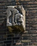 Westelijke gevel: sculptuur met honden.
<br/>
Marcel Westhoff, mei 2017